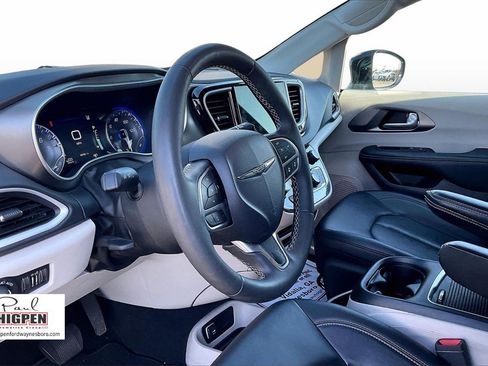 Used 2024 Chrysler Pacifica Touring-L image 13