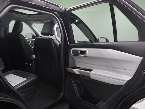 Used 2023 Ford Explorer XLT w/ Equipment Group 202A AWD/4WD image 18