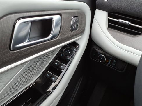 Used 2025 Ford Explorer Platinum w/ Ultimate Package image 22