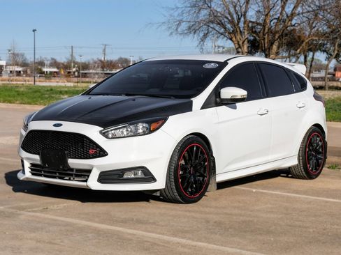 Used 2018 Ford Focus ST image 2