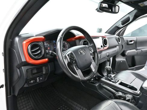 Used 2019 Toyota Tacoma TRD Sport image 12