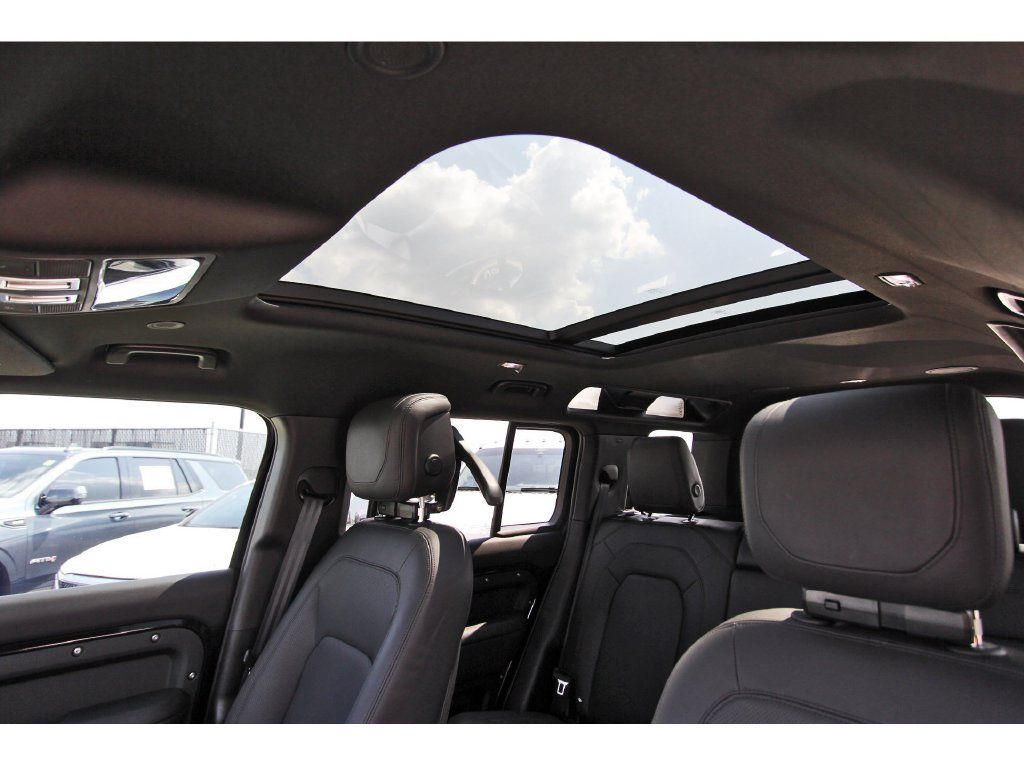 Used 2024 Land Rover Defender 110 SE AWD/4WD image 26