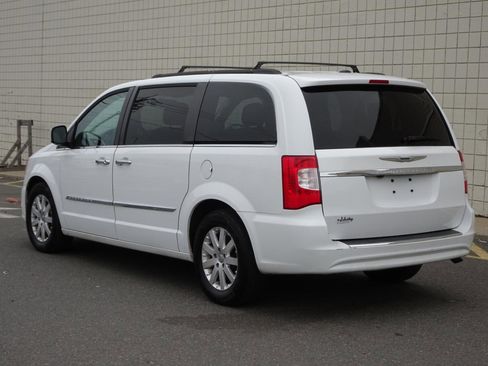 Used 2016 Chrysler Town & Country Touring w/ Driver Convenience Group image 5