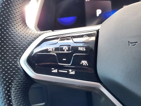 Certified 2022 Volkswagen Tiguan SE R-Line FWD image 22