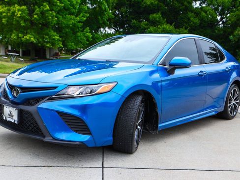 Used 2019 Toyota Camry SE FWD image 3