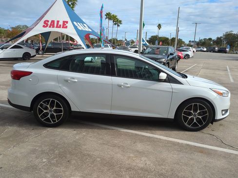 Used 2018 Ford Focus SE w/ SE Appearance Package image 3