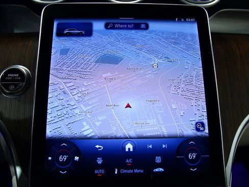 Used 2025 Mercedes-Benz GLC 300 4MATIC image 11