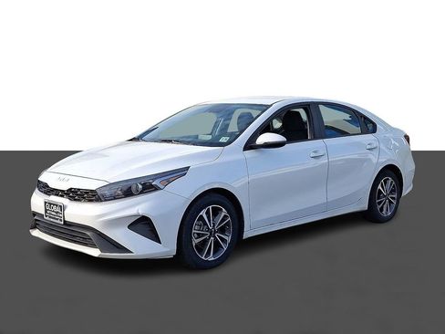 Used 2023 Kia Forte LXS w/ LXS Technology Package image 3