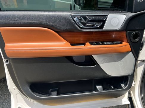Used 2019 Lincoln Navigator Reserve AWD/4WD image 19