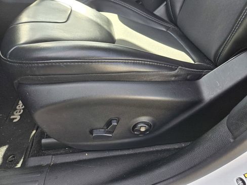 Used 2019 Jeep Cherokee Latitude Plus FWD image 10