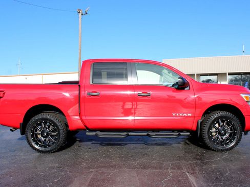 Used 2022 Nissan Titan SV w/ SV Convenience Package image 3