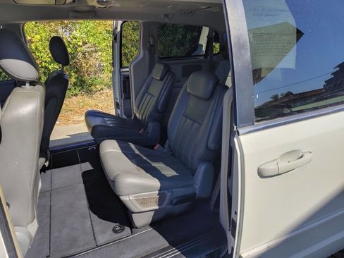 Used 2008 Chrysler Town & Country Touring image 7