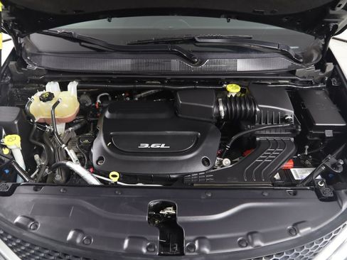 Used 2018 Chrysler Pacifica Touring-L FWD image 49