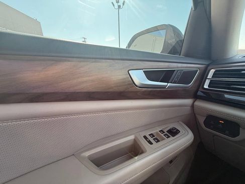 Used 2024 Volkswagen Atlas SE w/ Panoramic Sunroof Package FWD image 15