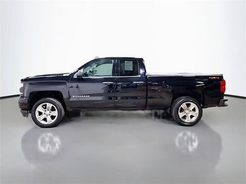 Used 2018 Chevrolet Silverado 1500 Custom w/ Custom Value Package image 10
