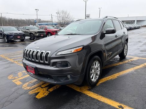Used 2017 Jeep Cherokee Latitude w/ Cold Weather Group image 9