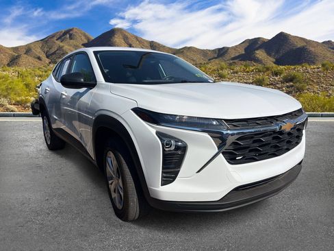 Used 2025 Chevrolet Trax LS FWD image 3