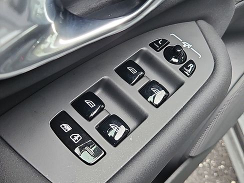 New 2026 Volvo XC90 B6 Plus w/ Protection Package Premier image 18