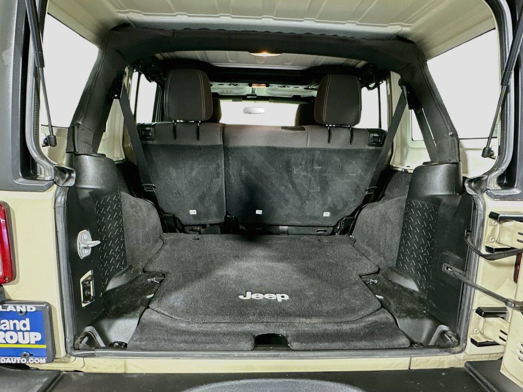 Used 2017 Jeep Wrangler Unlimited Rubicon w/ Connectivity Group AWD/4WD image 25