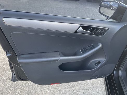 Used 2017 Volkswagen Jetta SE image 18