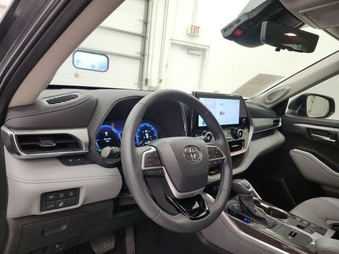 Used 2025 Toyota Highlander Platinum image 13