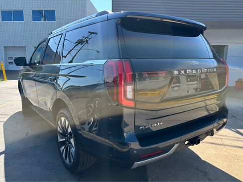 Used 2025 Ford Expedition Platinum w/ Driver's Package AWD/4WD image 8