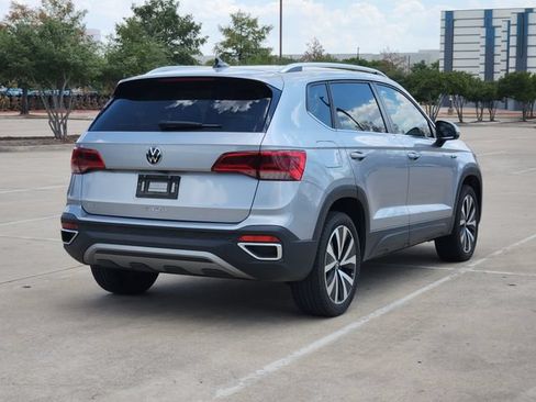 Used 2024 Volkswagen Taos SE w/ MDO Package FWD image 5