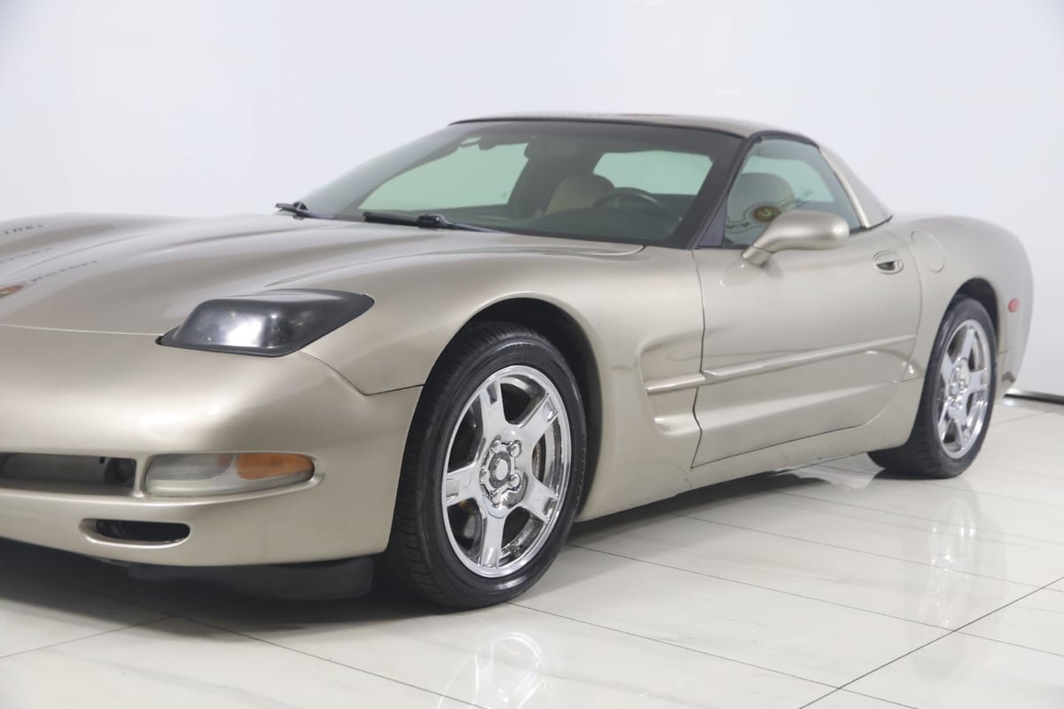 Used 1998 Chevrolet Corvette Coupe w/ Performance Handling Pkg RWD image 36