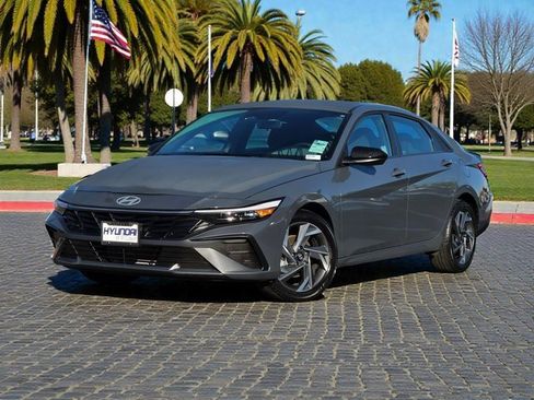 Certified 2025 Hyundai Elantra Sport image 2