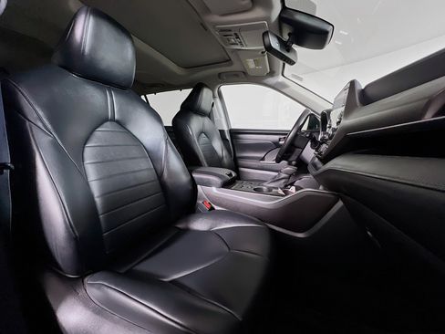 Used 2022 Toyota Highlander XLE image 25