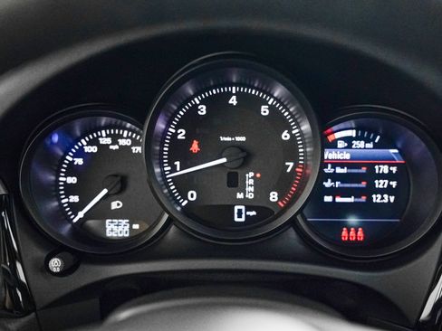 Certified 2025 Porsche Macan AWD/4WD image 18