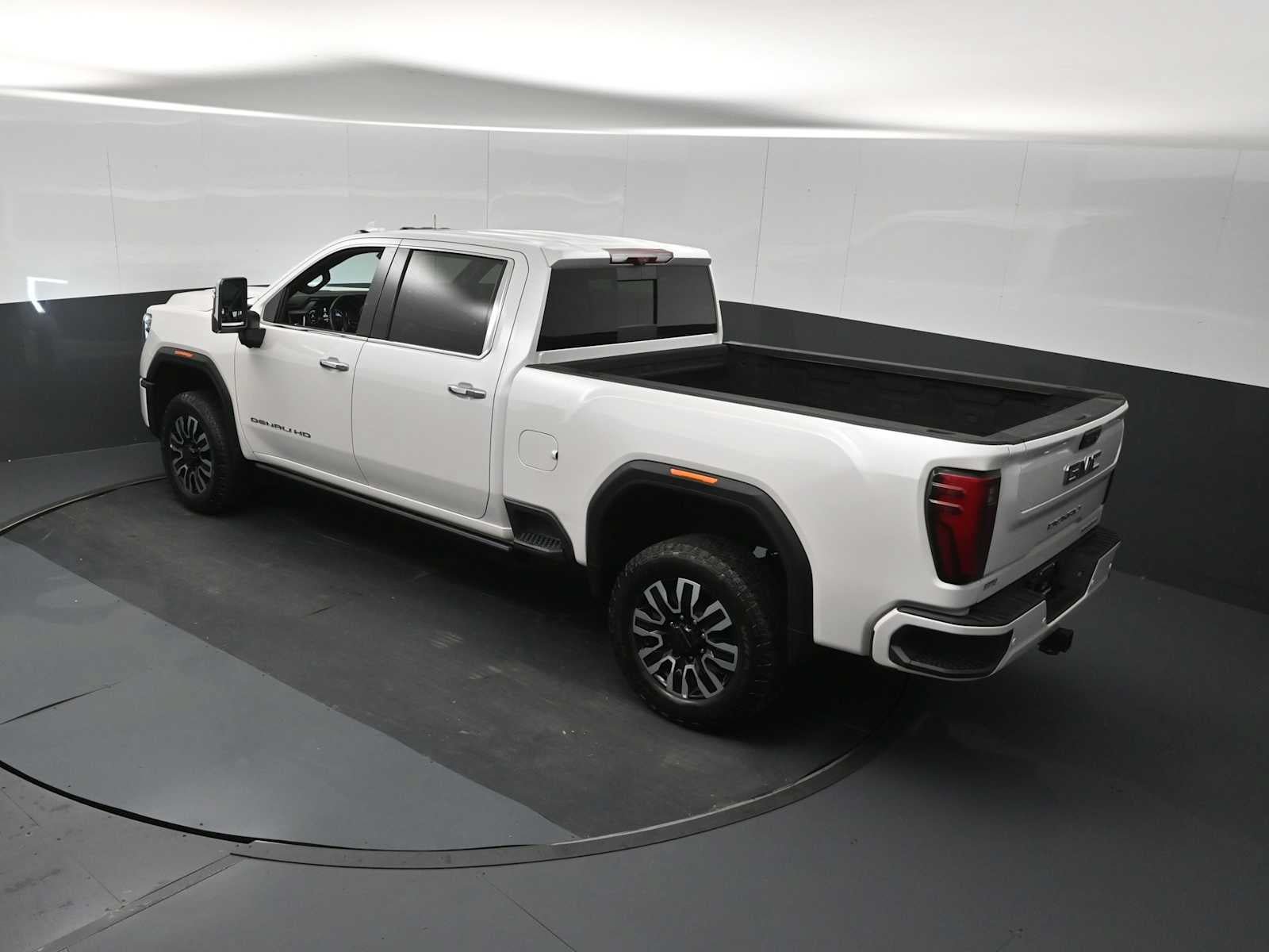 Used 2025 GMC Sierra 2500 Denali Ultimate w/ Max Trailering Package AWD/4WD image 14