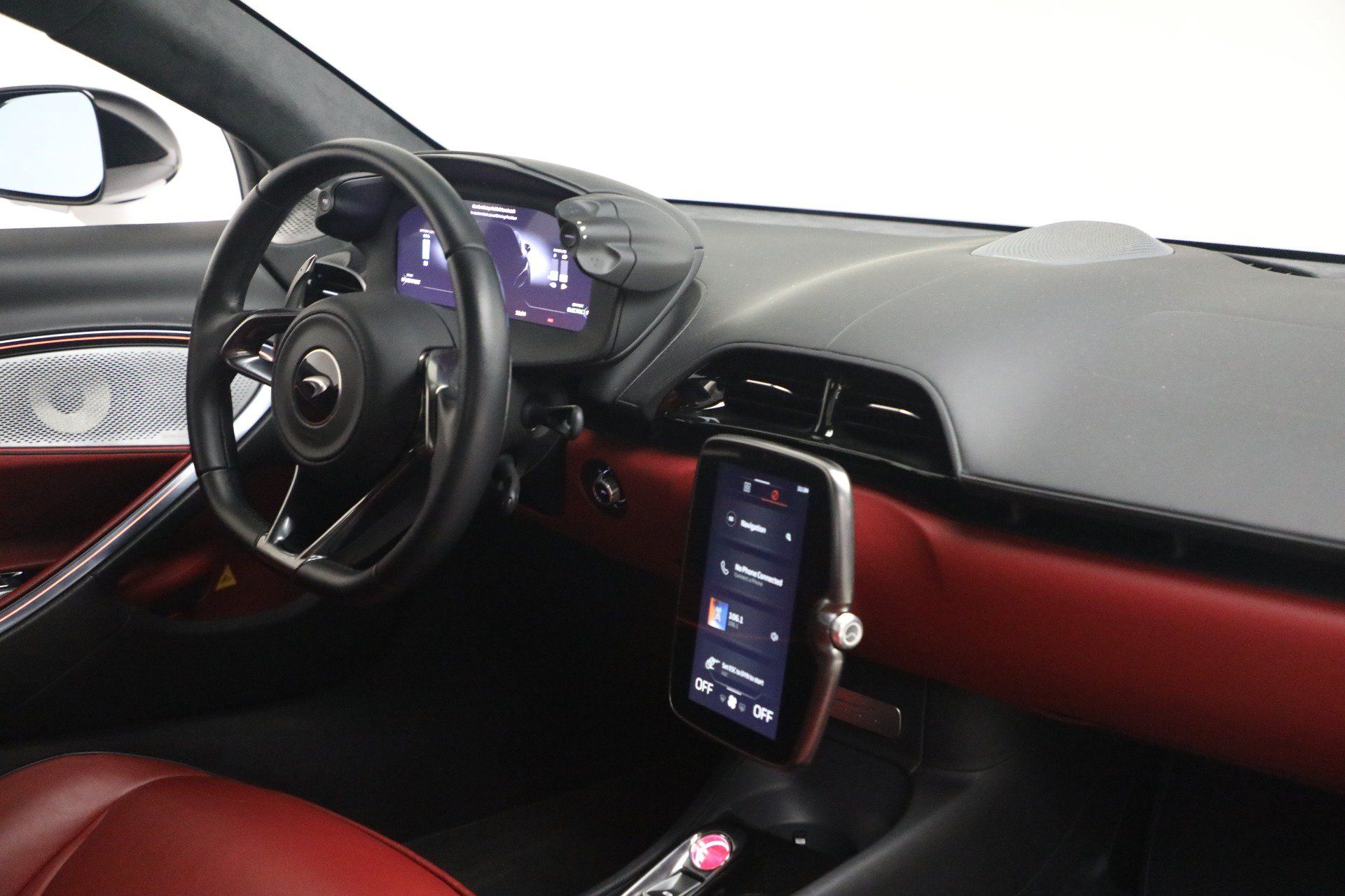 Used 2023 McLaren Artura RWD image 27