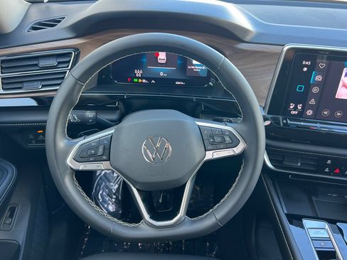 Used 2024 Volkswagen Atlas SE FWD image 16