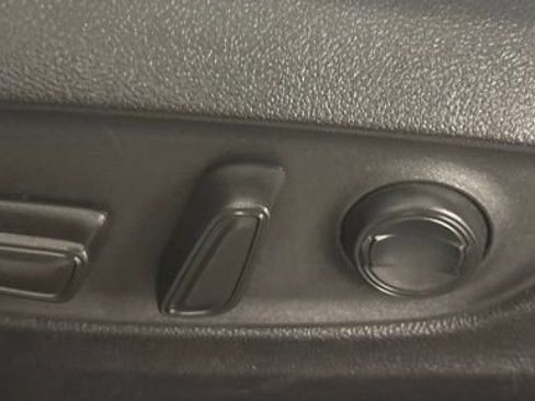 Used 2023 Toyota Highlander XSE FWD image 11