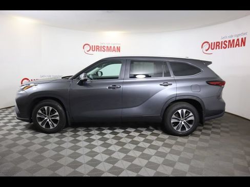 Used 2024 Toyota Highlander XLE AWD/4WD image 17