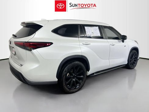 Used 2023 Toyota Highlander XLE FWD image 4