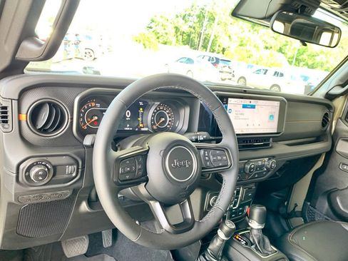 Used 2025 Jeep Gladiator Mojave w/ Convenience Group AWD/4WD image 15