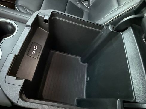 Used 2024 GMC Yukon SLT image 24