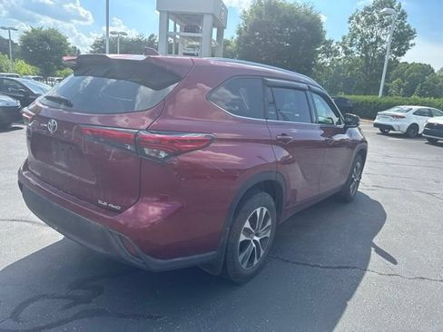 Used 2020 Toyota Highlander XLE AWD/4WD image 4