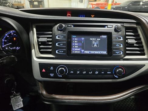 Used 2017 Toyota Highlander LE image 36