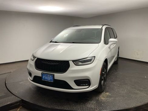 Used 2022 Chrysler Pacifica Touring-L w/ Uconnect Theater Family Group image 3