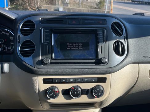 Used 2016 Volkswagen Tiguan SE image 16