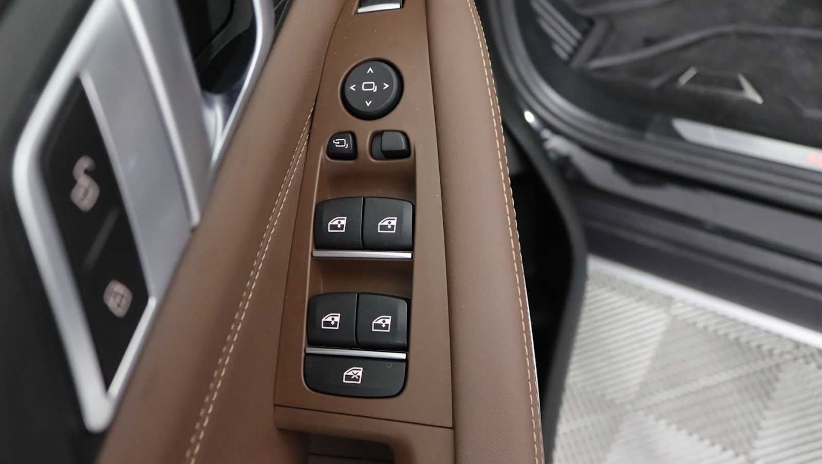 Used 2025 BMW X5 xDrive50e w/ Premium Package AWD/4WD image 18