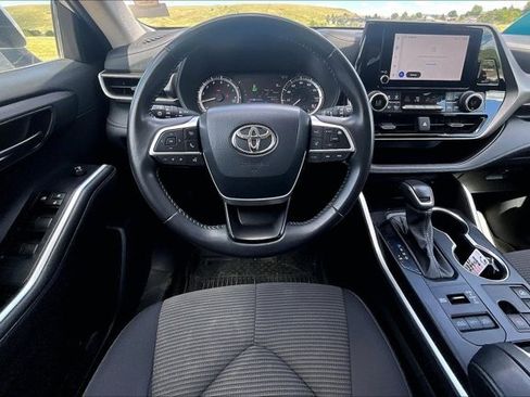 Used 2024 Toyota Highlander LE AWD/4WD image 8
