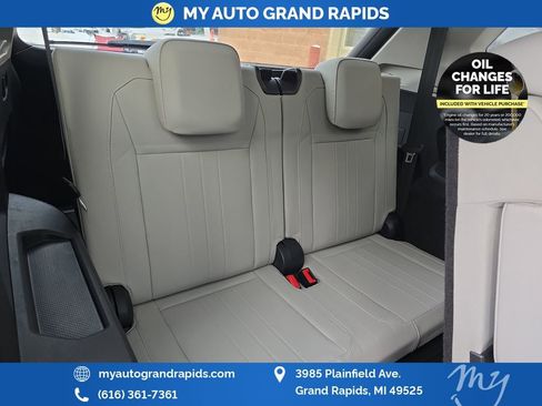 Used 2023 Volkswagen Tiguan SE w/ Panoramic Sunroof Package image 25