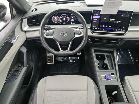 Used 2025 Volkswagen Tiguan SE R-Line image 12