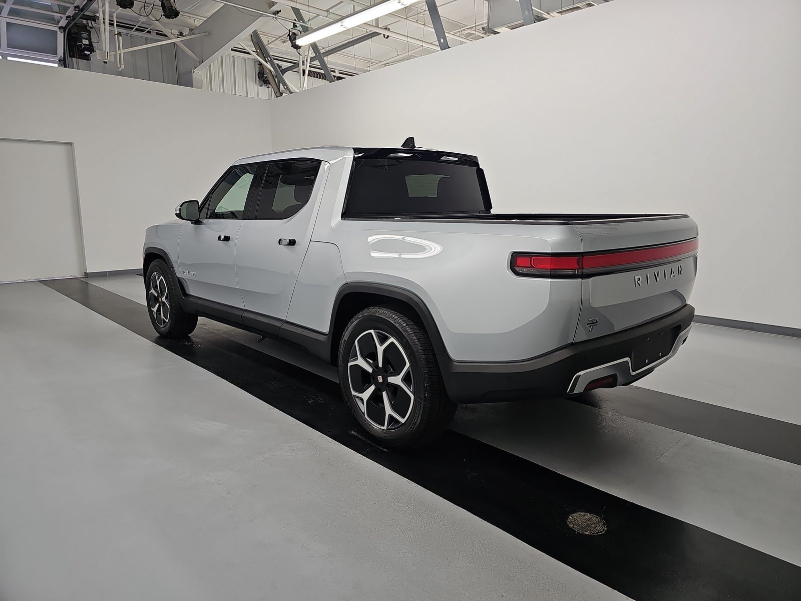 Used 2024 Rivian R1T Adventure Dual AWD/4WD image 3