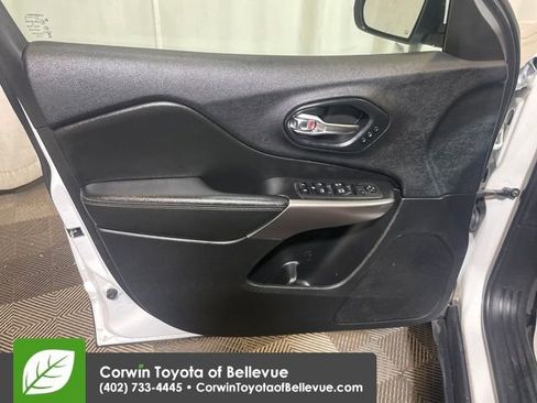 Used 2019 Jeep Cherokee Limited image 10