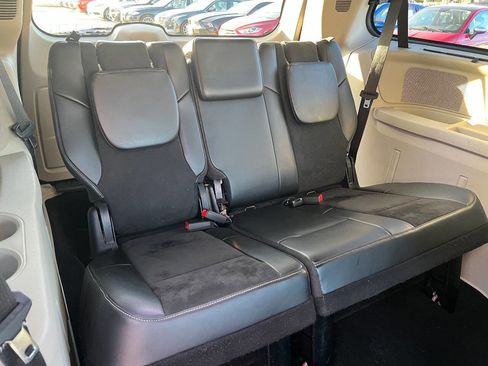 Used 2014 Chrysler Town & Country Touring-L image 28